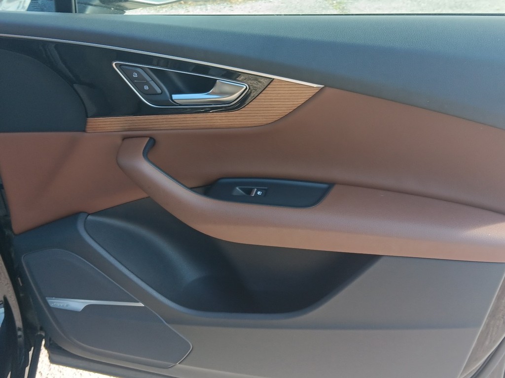 Audi Q7 Vehicle Full-screen Gallery Image 10