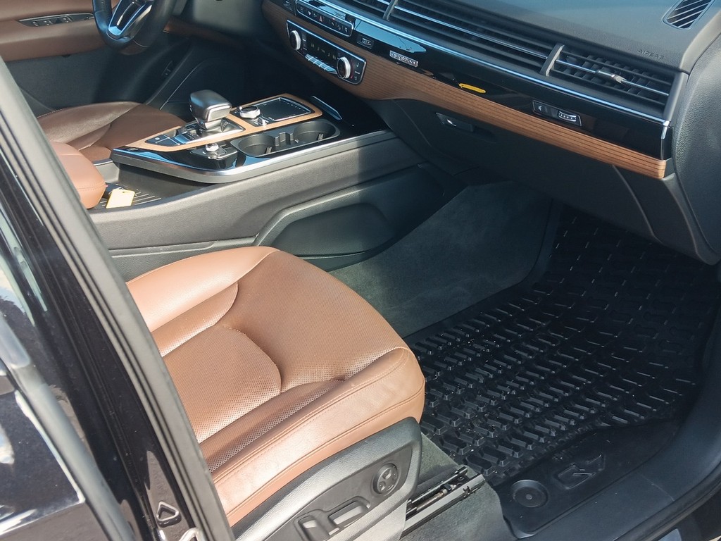 Audi Q7 Vehicle Full-screen Gallery Image 11