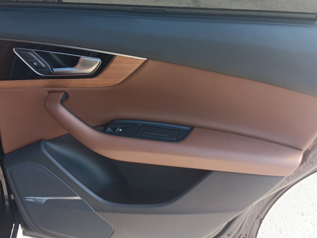 Audi Q7 Vehicle Full-screen Gallery Image 12