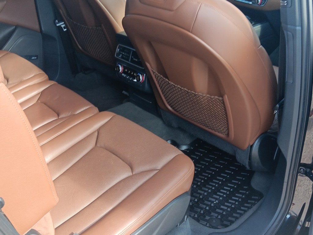 Audi Q7 Vehicle Full-screen Gallery Image 13
