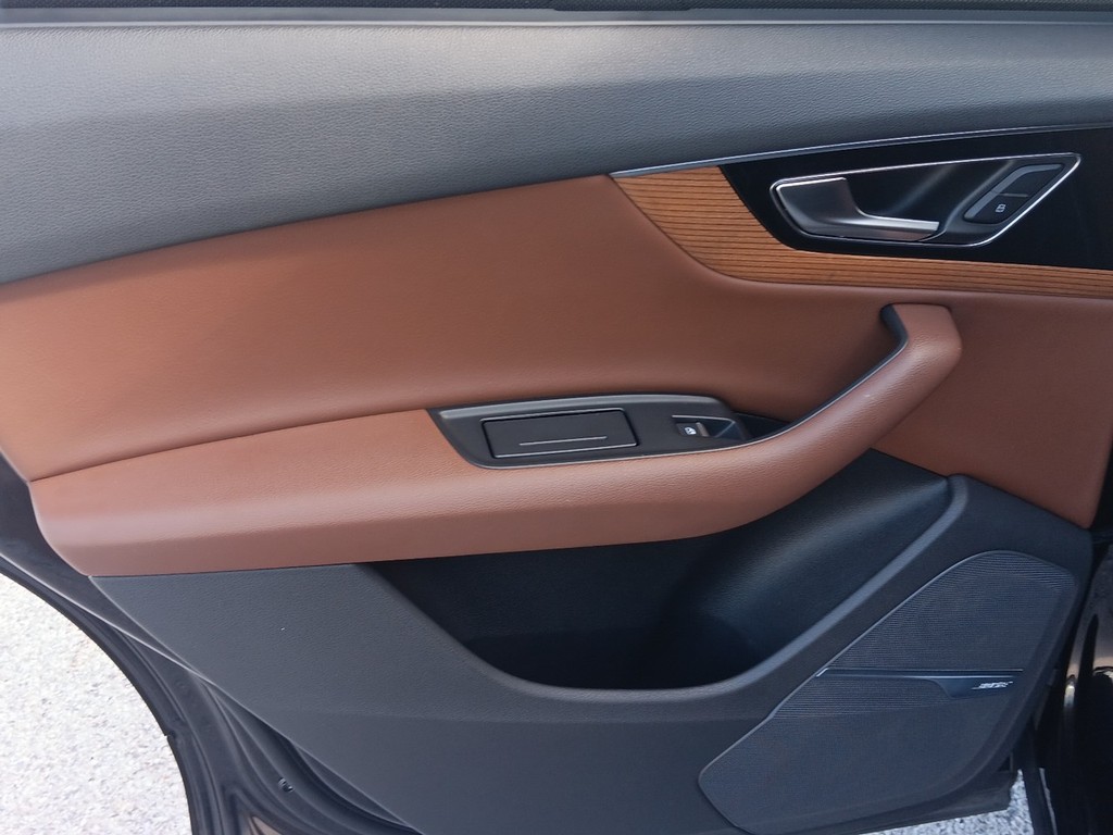 Audi Q7 Vehicle Full-screen Gallery Image 14