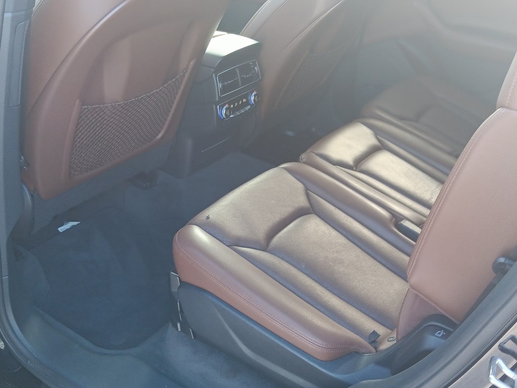 Audi Q7 Vehicle Full-screen Gallery Image 15