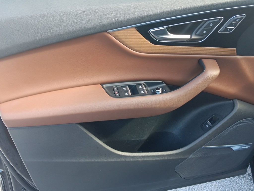 Audi Q7 Vehicle Full-screen Gallery Image 16