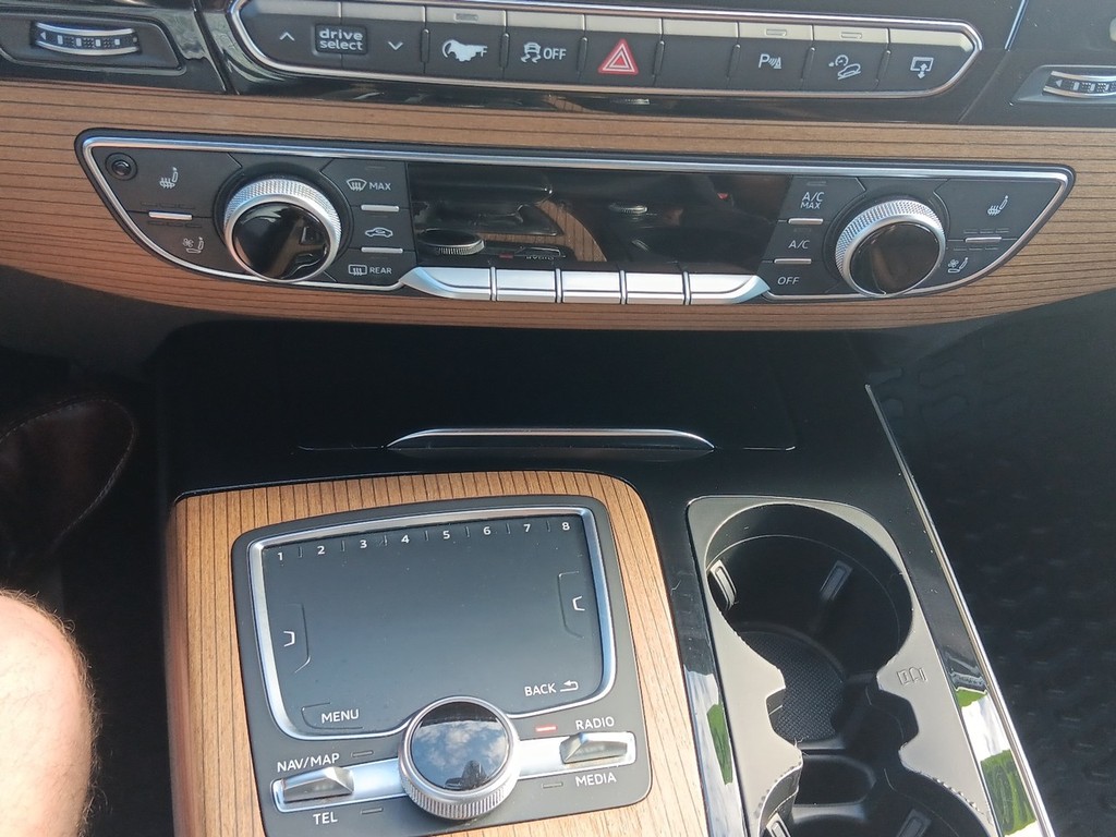 Audi Q7 Vehicle Full-screen Gallery Image 22