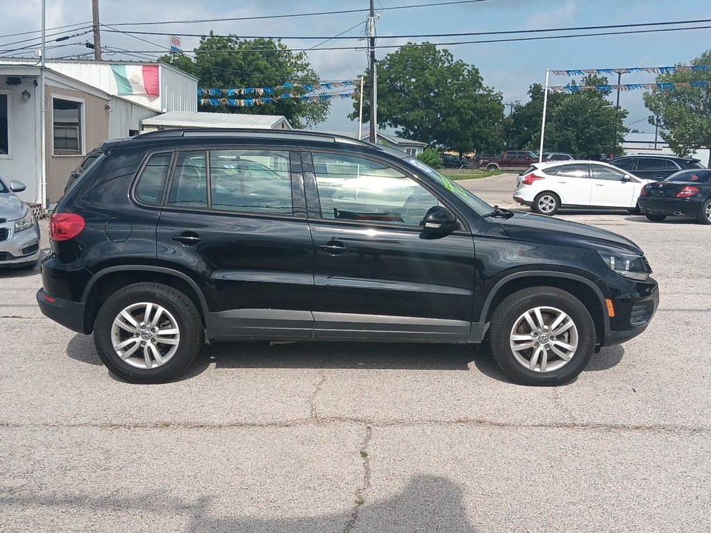 Volkswagen Tiguan Vehicle Full-screen Gallery Image 02