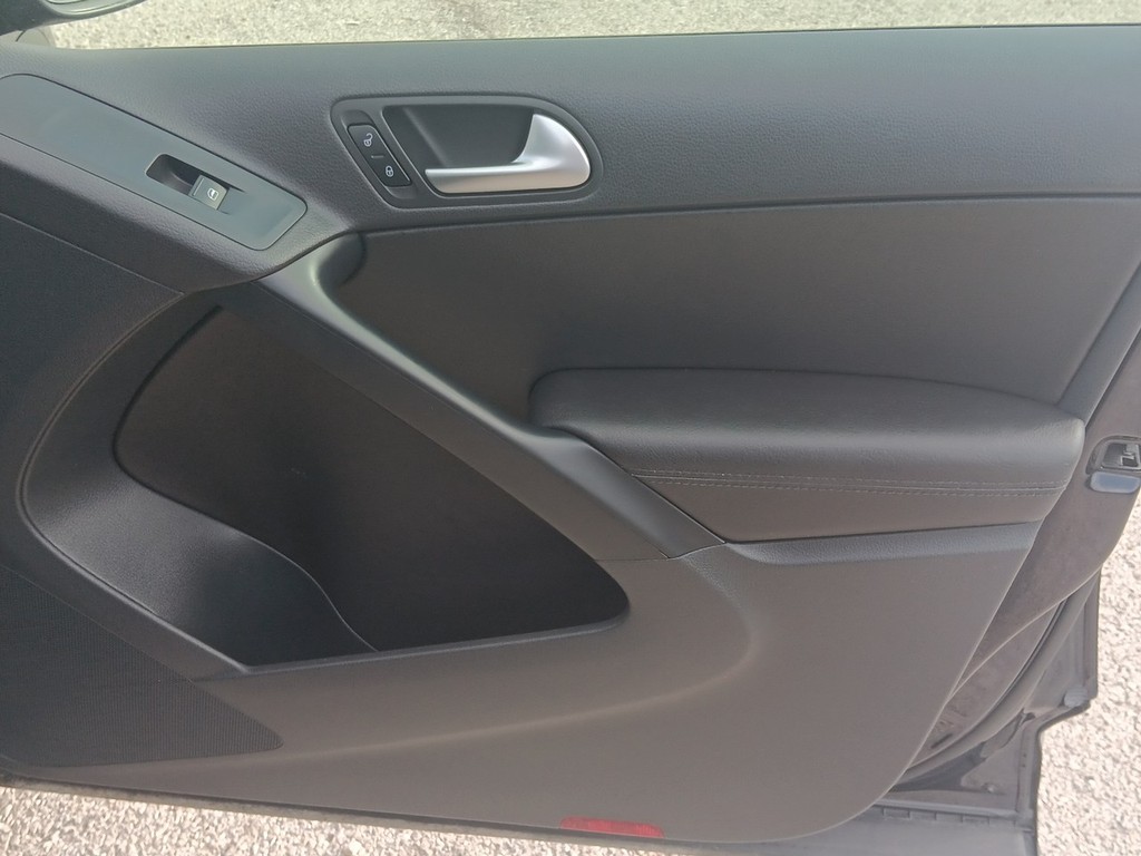 Volkswagen Tiguan Vehicle Full-screen Gallery Image 09