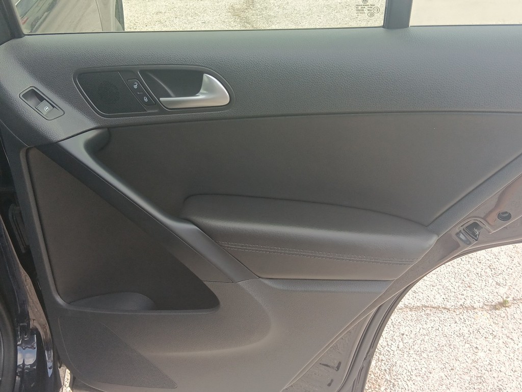 Volkswagen Tiguan Vehicle Full-screen Gallery Image 11