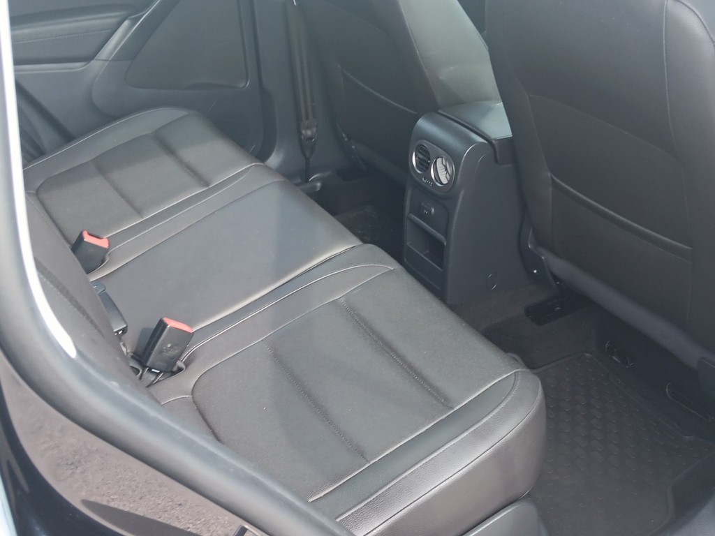 Volkswagen Tiguan Vehicle Full-screen Gallery Image 12
