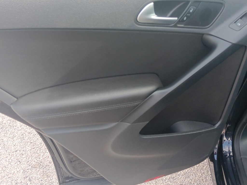 Volkswagen Tiguan Vehicle Full-screen Gallery Image 14
