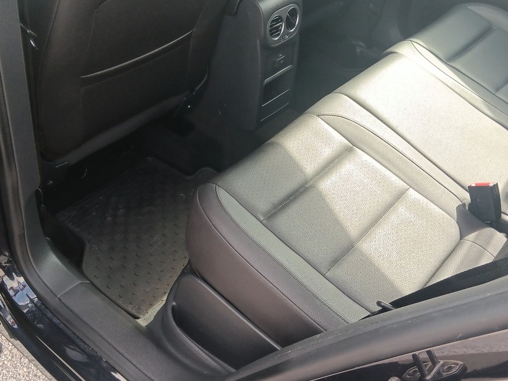 Volkswagen Tiguan Vehicle Full-screen Gallery Image 15