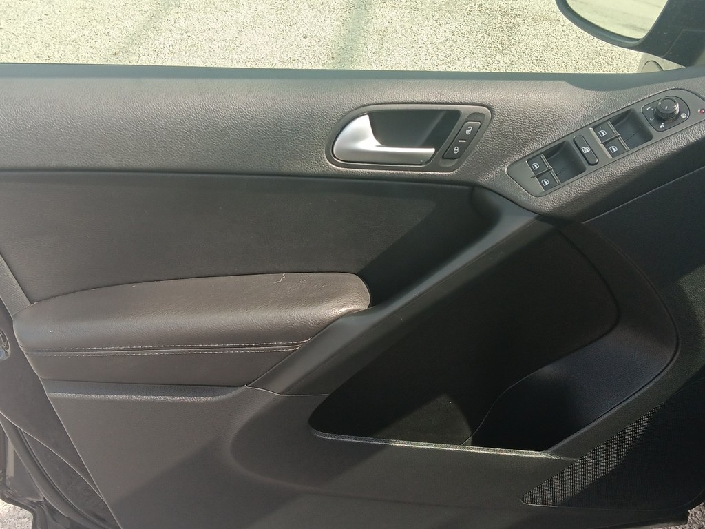 Volkswagen Tiguan Vehicle Full-screen Gallery Image 16