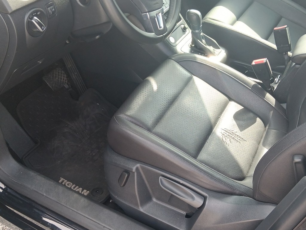 Volkswagen Tiguan Vehicle Full-screen Gallery Image 17