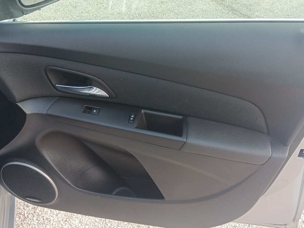 Chevrolet Cruze Limited Vehicle Full-screen Gallery Image 9