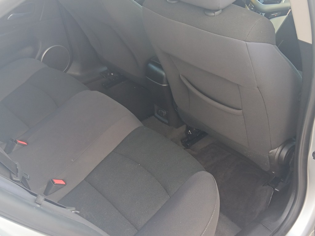 Chevrolet Cruze Limited Vehicle Full-screen Gallery Image 12