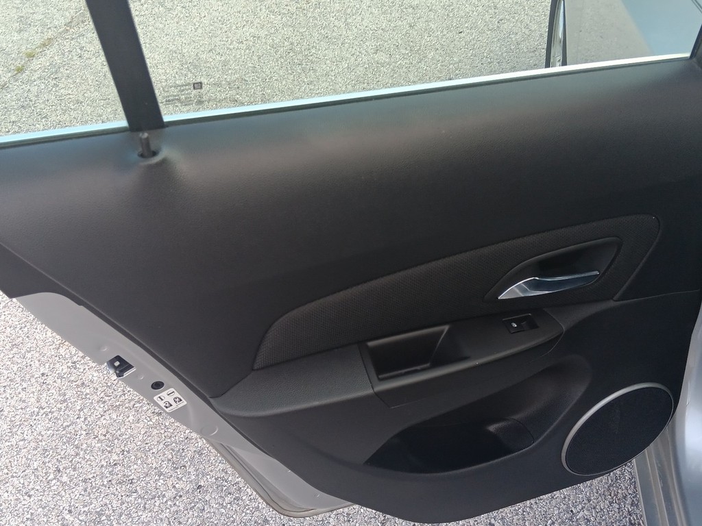 Chevrolet Cruze Limited Vehicle Full-screen Gallery Image 13