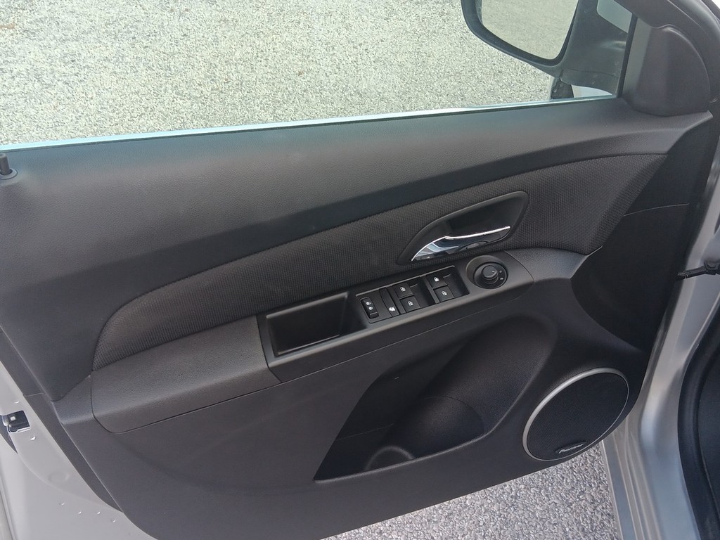 Chevrolet Cruze Limited Vehicle Full-screen Gallery Image 15