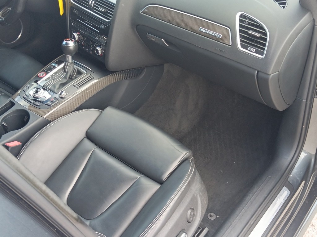 Audi S4 Vehicle Full-screen Gallery Image 10