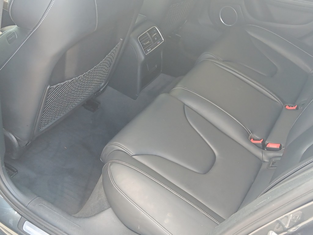Audi S4 Vehicle Full-screen Gallery Image 14