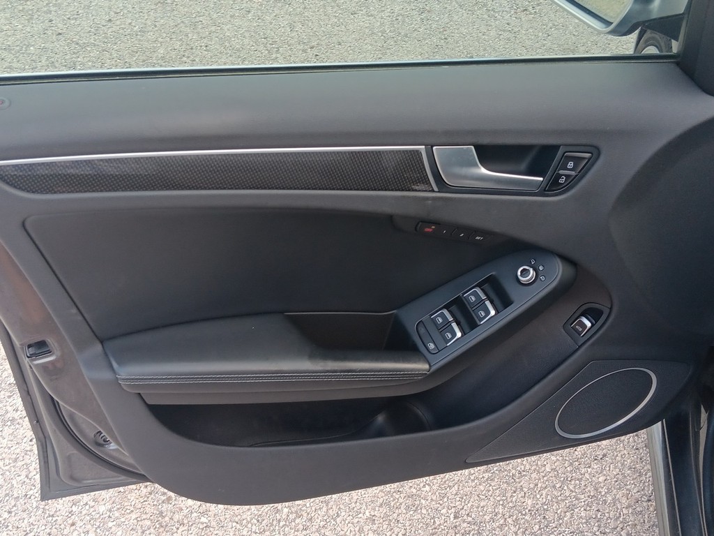 Audi S4 Vehicle Full-screen Gallery Image 15