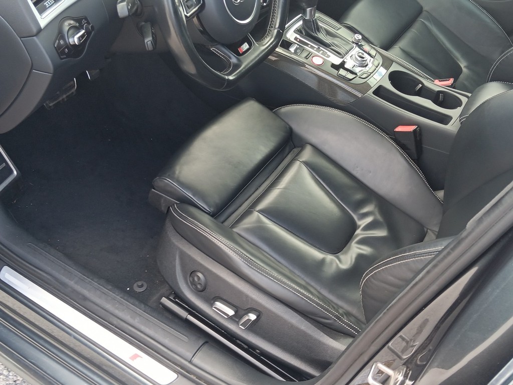 Audi S4 Vehicle Full-screen Gallery Image 16