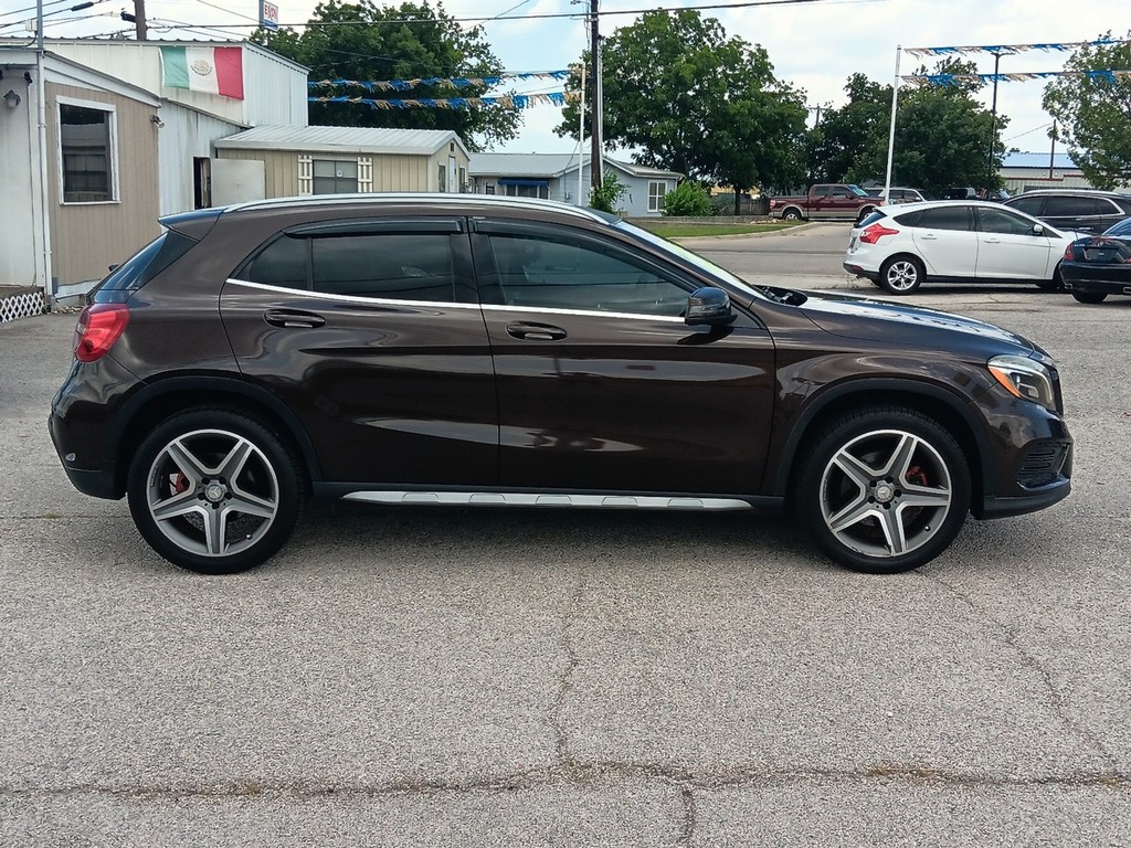 Mercedes-Benz GLA-Class Vehicle Full-screen Gallery Image 02