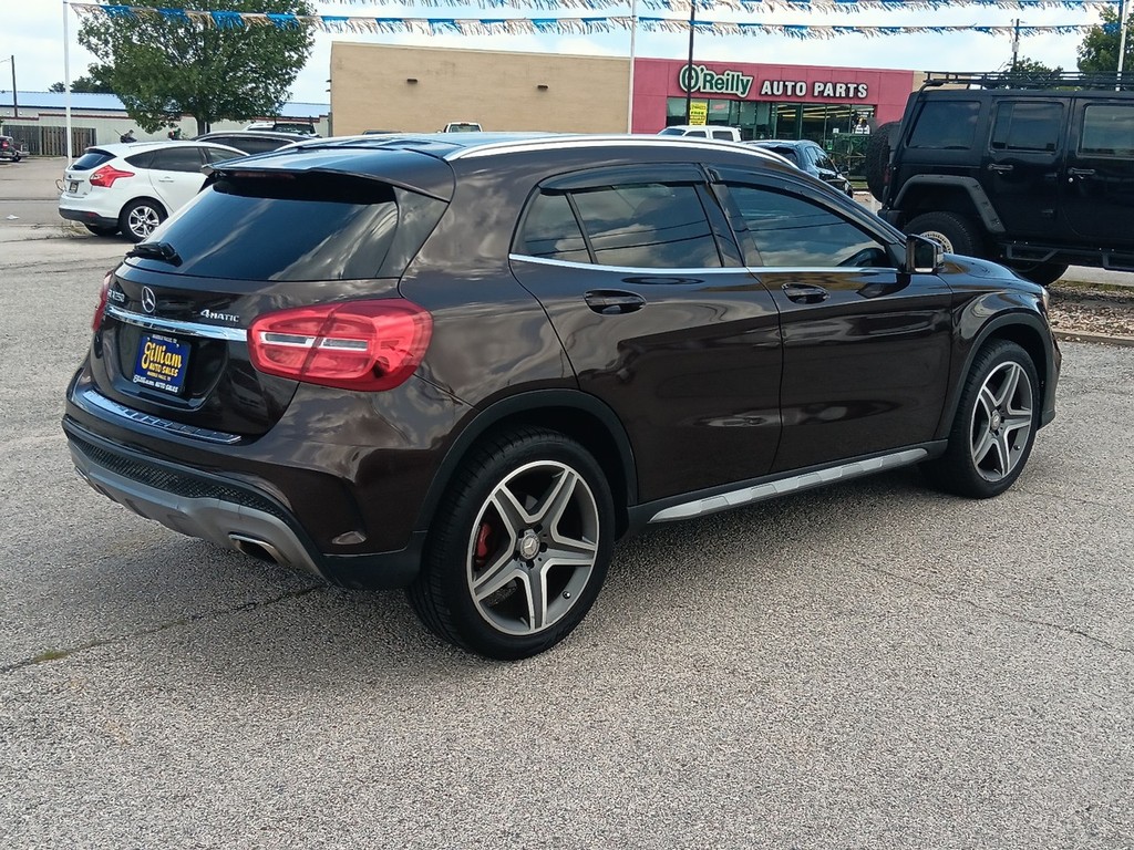 Mercedes-Benz GLA-Class Vehicle Full-screen Gallery Image 03