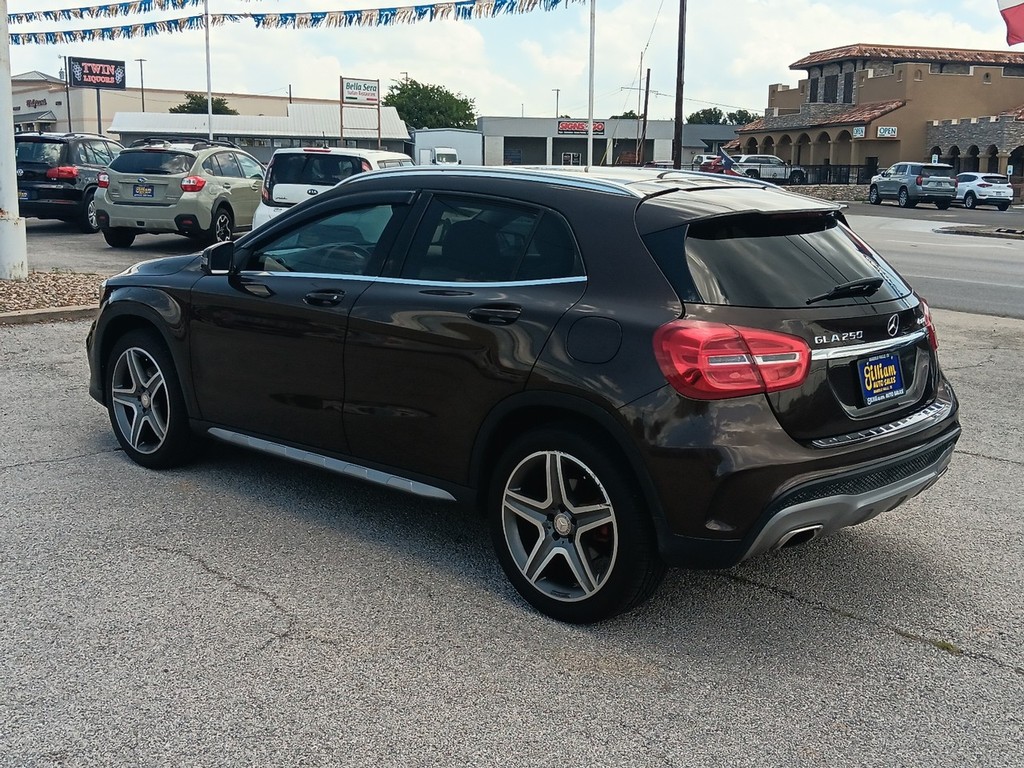 Mercedes-Benz GLA-Class Vehicle Full-screen Gallery Image 05