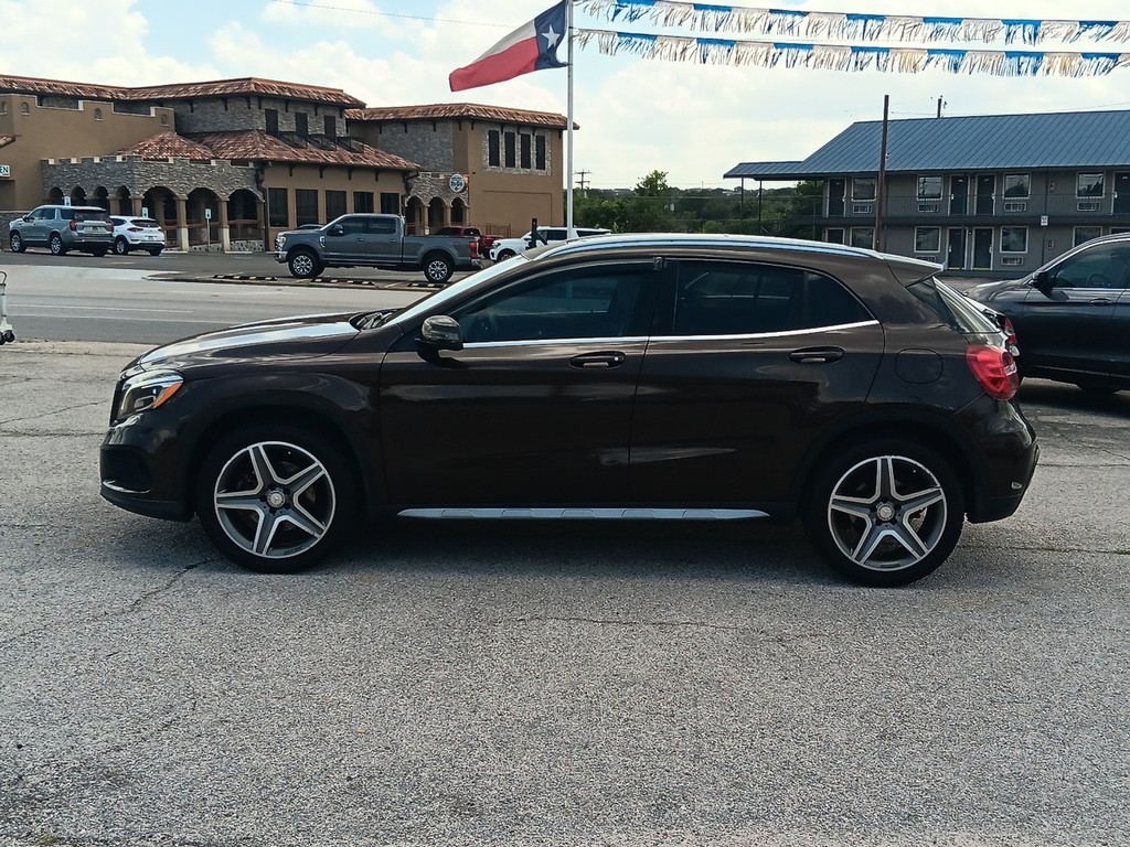 Mercedes-Benz GLA-Class Vehicle Full-screen Gallery Image 06