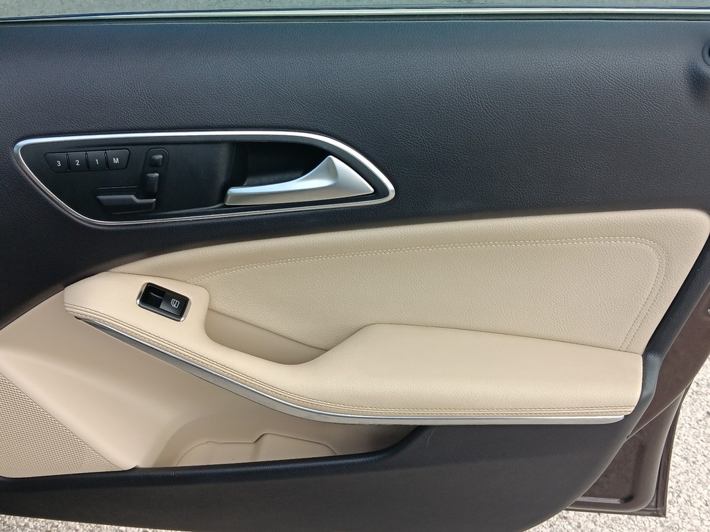 Mercedes-Benz GLA-Class Vehicle Full-screen Gallery Image 09