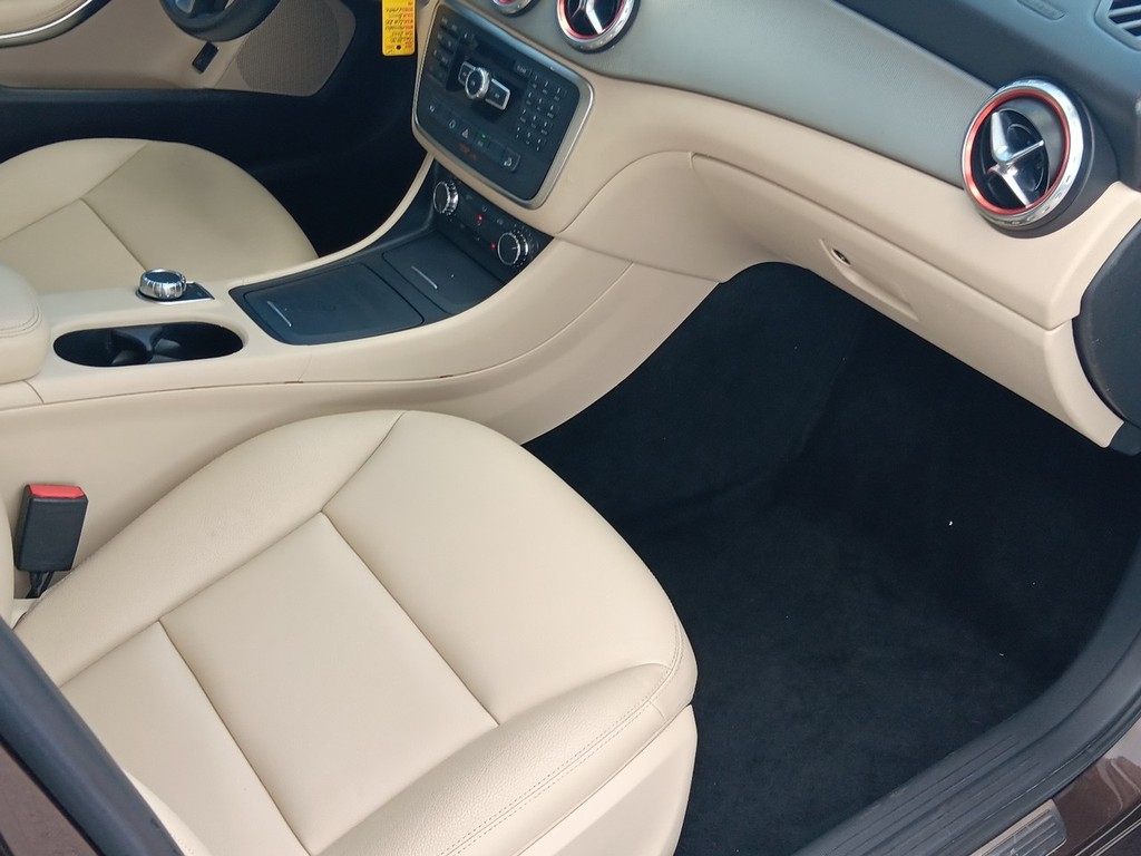 Mercedes-Benz GLA-Class Vehicle Full-screen Gallery Image 10