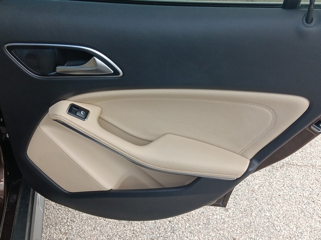 Mercedes-Benz GLA-Class Vehicle Full-screen Gallery Image 11