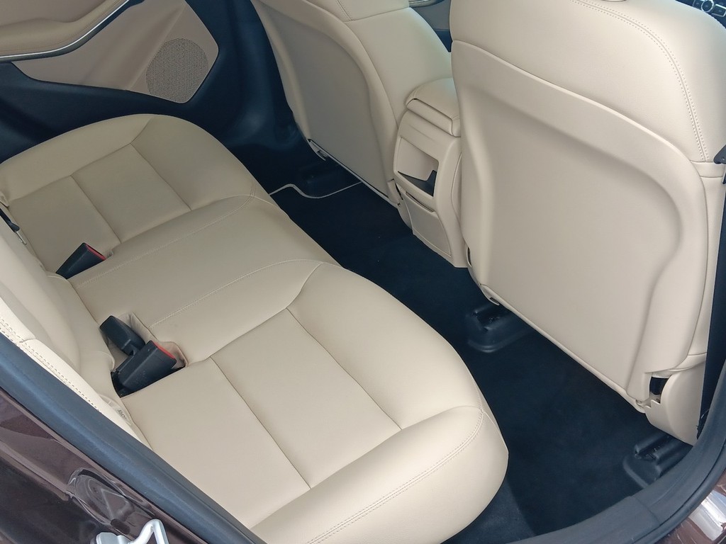Mercedes-Benz GLA-Class Vehicle Full-screen Gallery Image 12