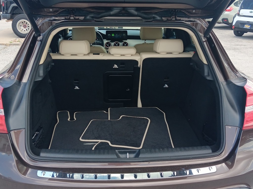 Mercedes-Benz GLA-Class Vehicle Full-screen Gallery Image 13