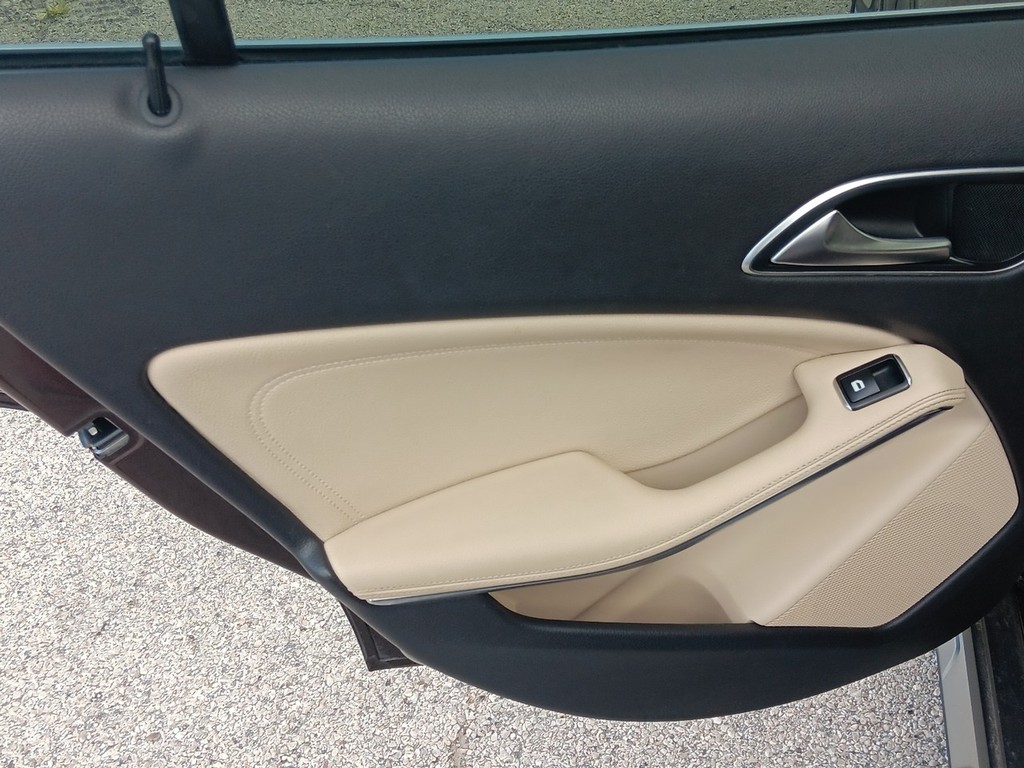 Mercedes-Benz GLA-Class Vehicle Full-screen Gallery Image 14