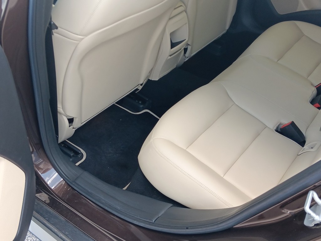 Mercedes-Benz GLA-Class Vehicle Full-screen Gallery Image 15