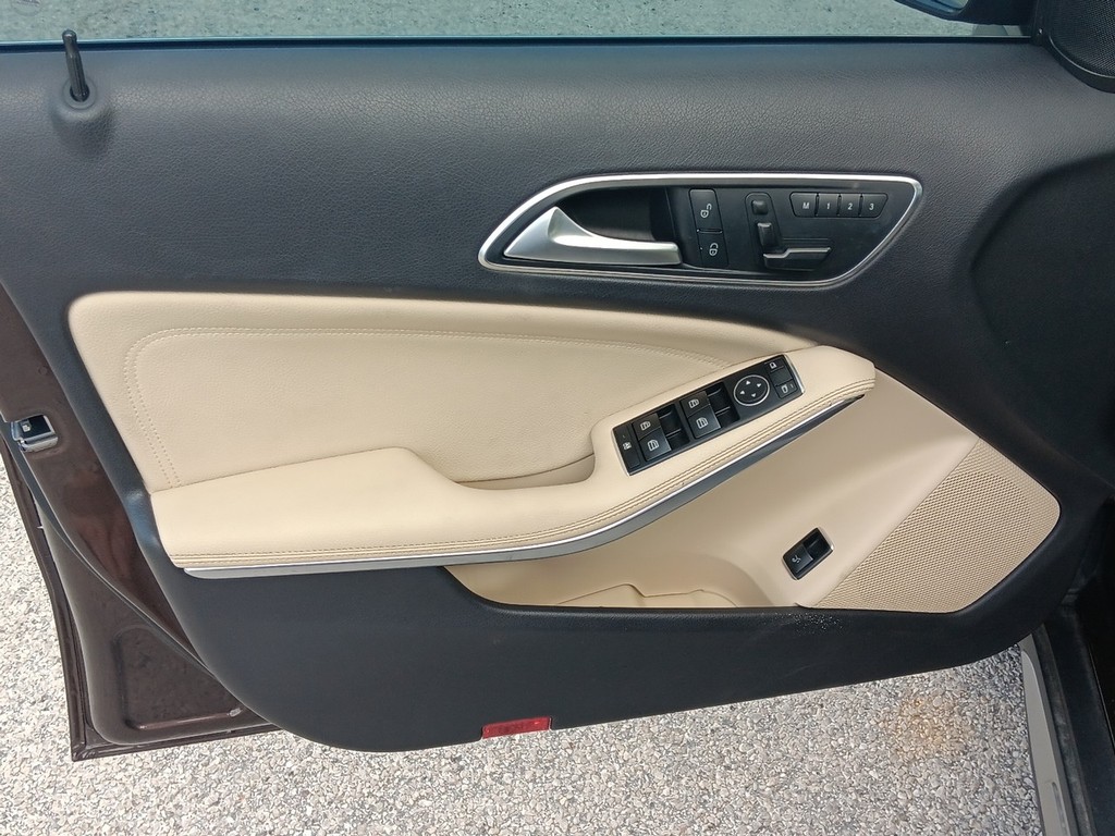 Mercedes-Benz GLA-Class Vehicle Full-screen Gallery Image 16
