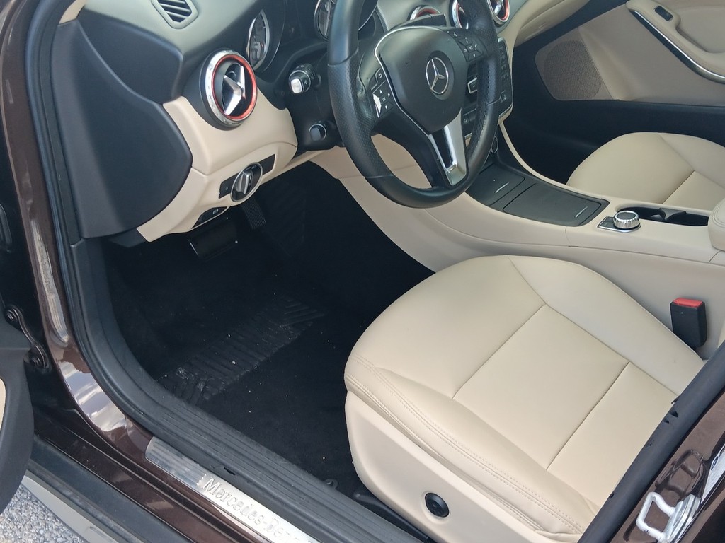 Mercedes-Benz GLA-Class Vehicle Full-screen Gallery Image 17