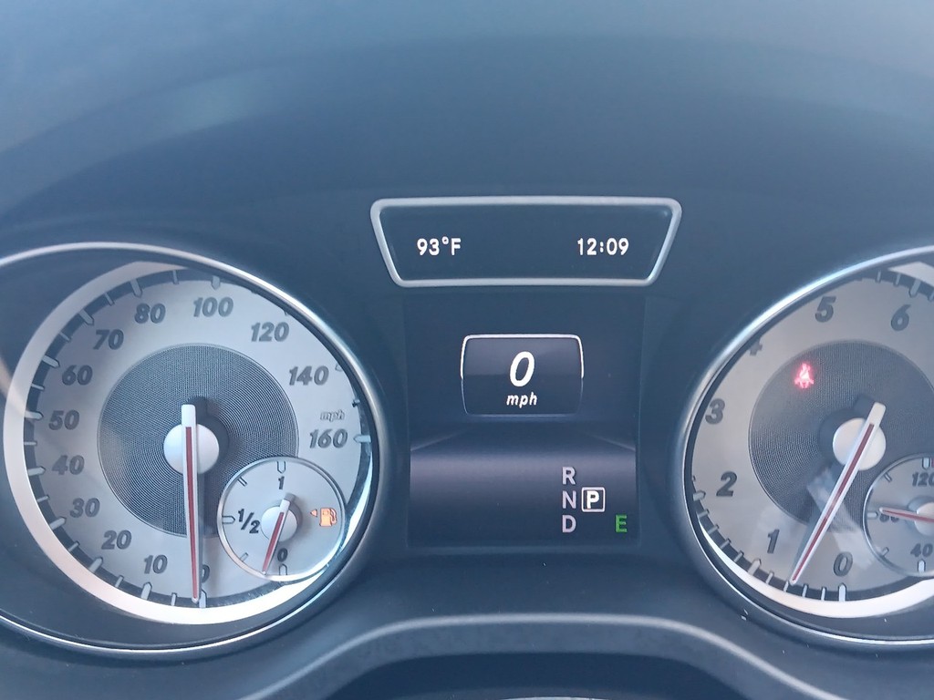 Mercedes-Benz GLA-Class Vehicle Full-screen Gallery Image 20