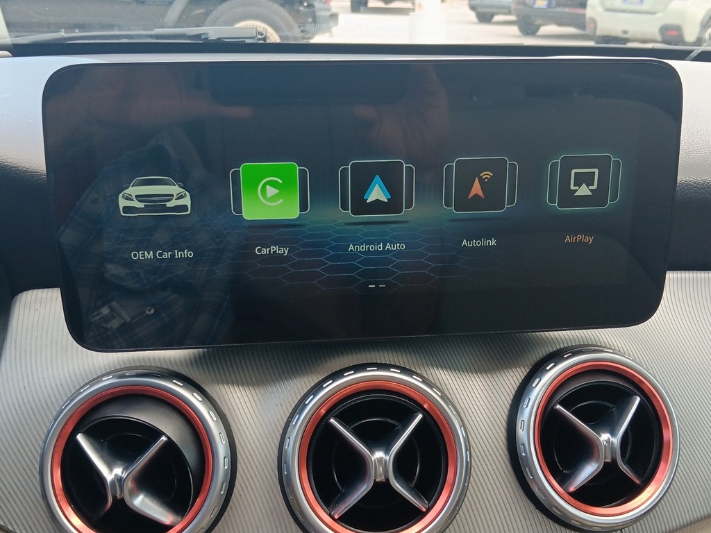 Mercedes-Benz GLA-Class Vehicle Full-screen Gallery Image 21