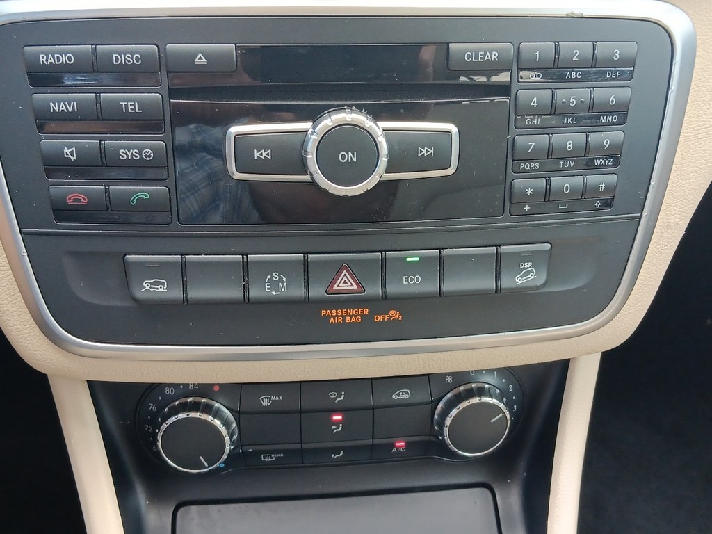 Mercedes-Benz GLA-Class Vehicle Full-screen Gallery Image 22
