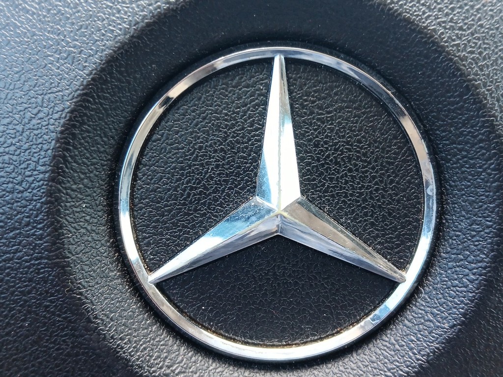 Mercedes-Benz GLA-Class Vehicle Full-screen Gallery Image 23