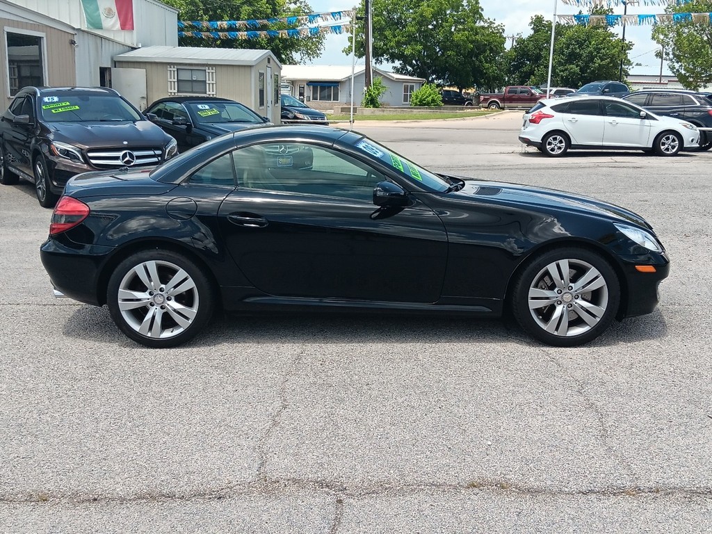 Mercedes-Benz SLK-Class Vehicle Full-screen Gallery Image 02
