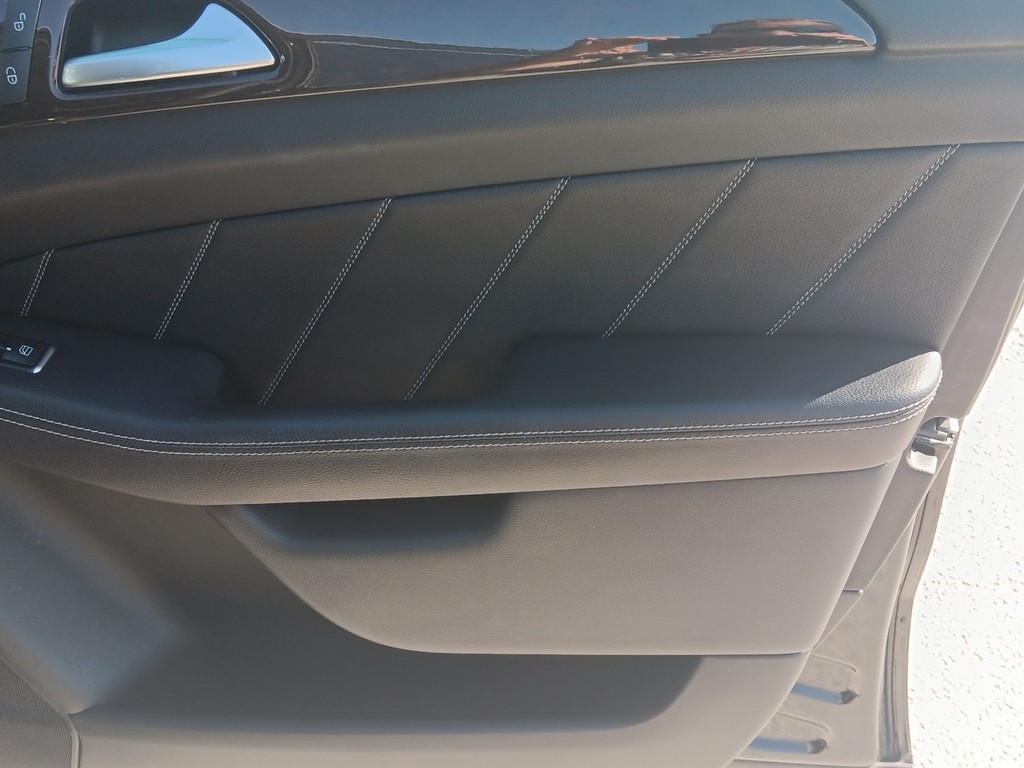 Mercedes-Benz GL-Class Vehicle Full-screen Gallery Image 9