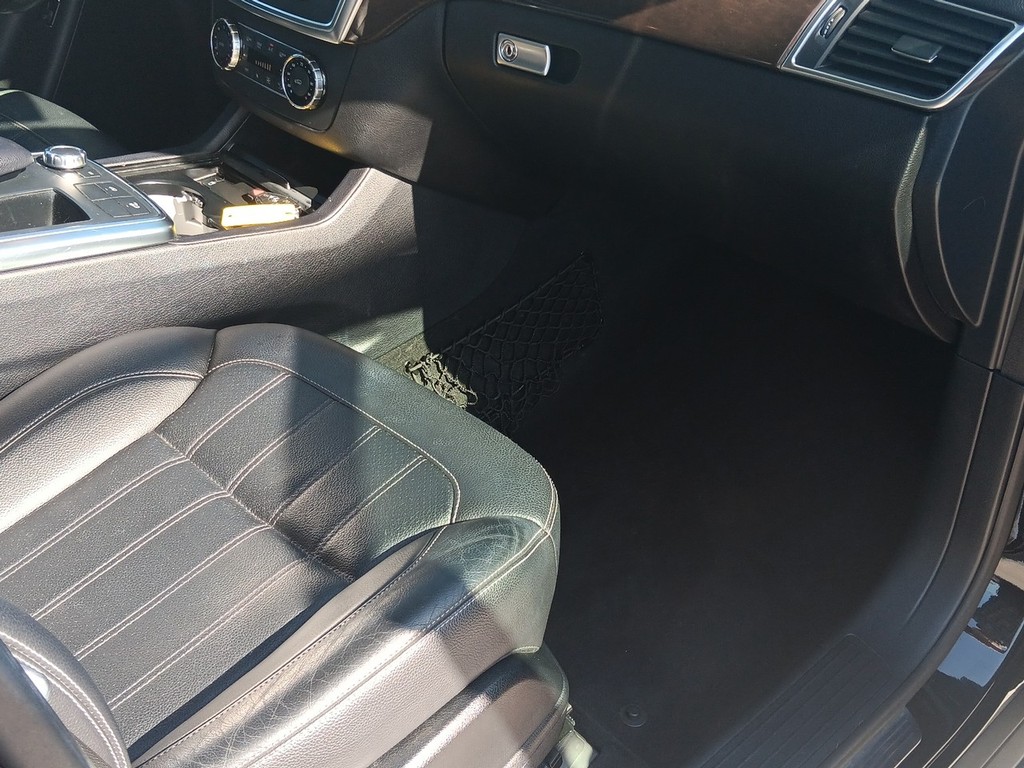 Mercedes-Benz GL-Class Vehicle Full-screen Gallery Image 10