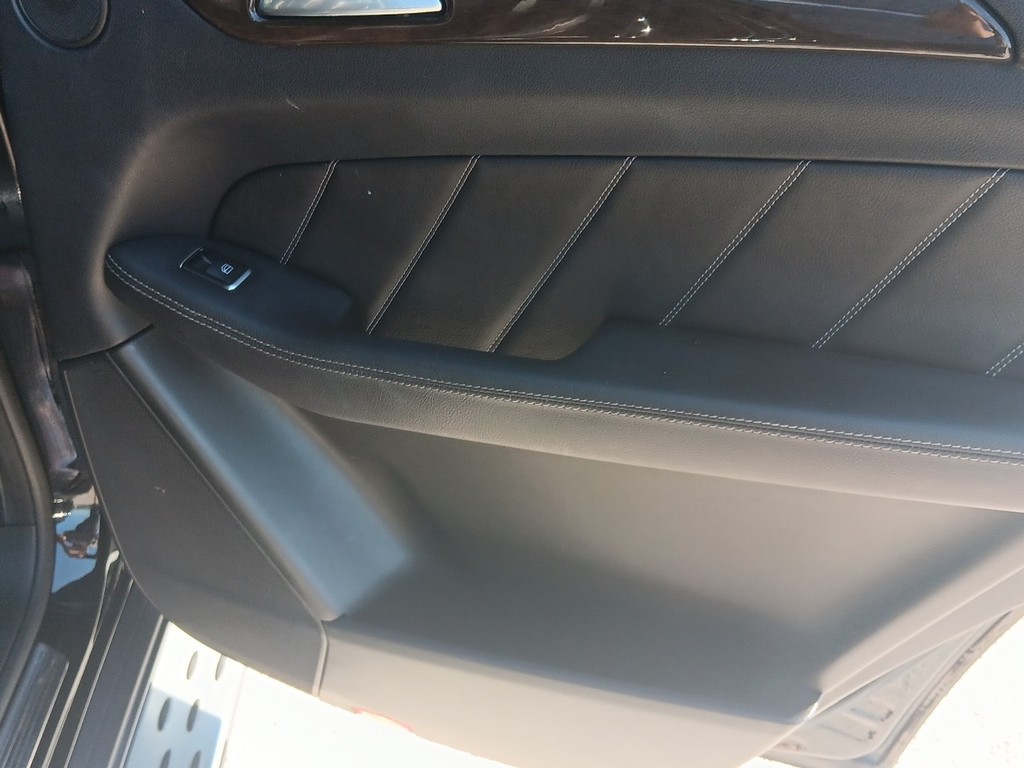 Mercedes-Benz GL-Class Vehicle Full-screen Gallery Image 11