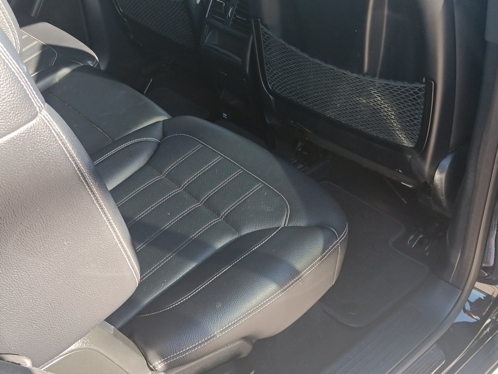 Mercedes-Benz GL-Class Vehicle Full-screen Gallery Image 12