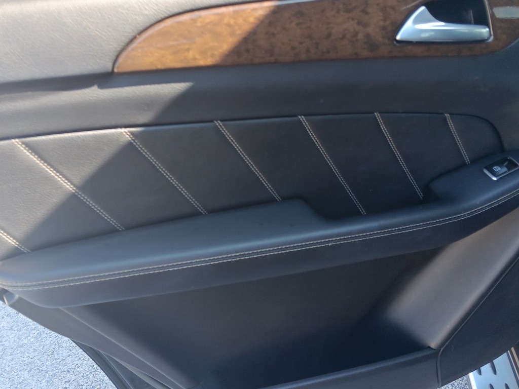 Mercedes-Benz GL-Class Vehicle Full-screen Gallery Image 13