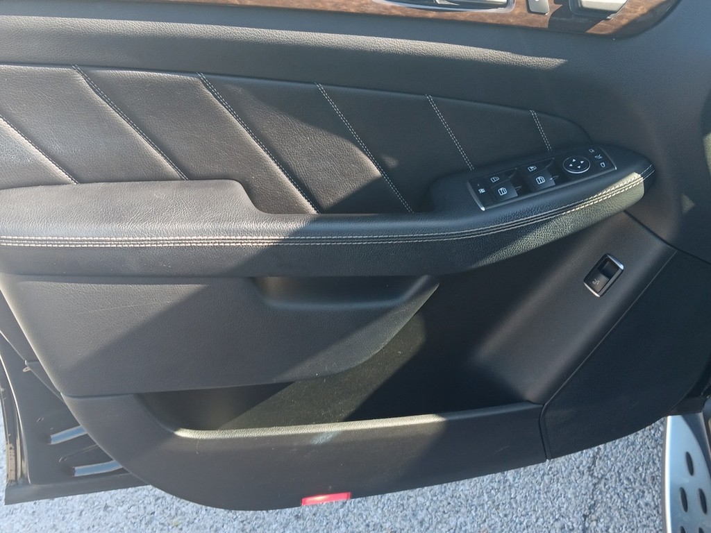 Mercedes-Benz GL-Class Vehicle Full-screen Gallery Image 15