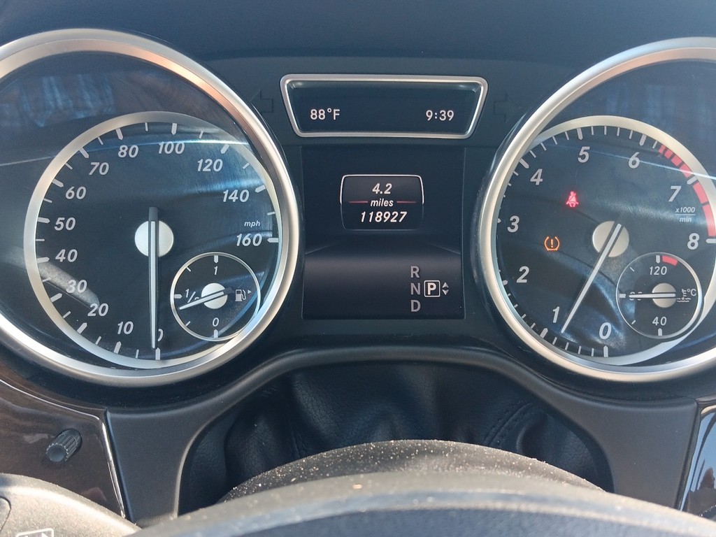 Mercedes-Benz GL-Class Vehicle Full-screen Gallery Image 17