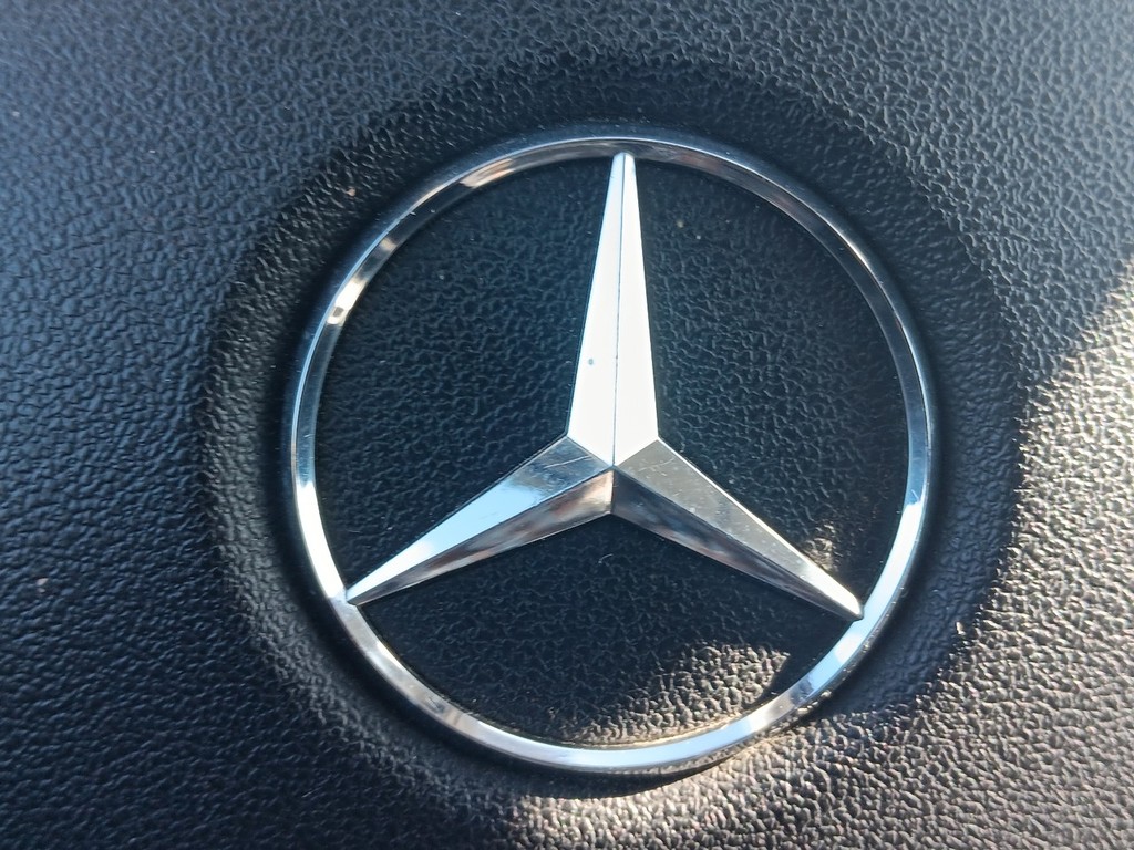 Mercedes-Benz GL-Class Vehicle Full-screen Gallery Image 20